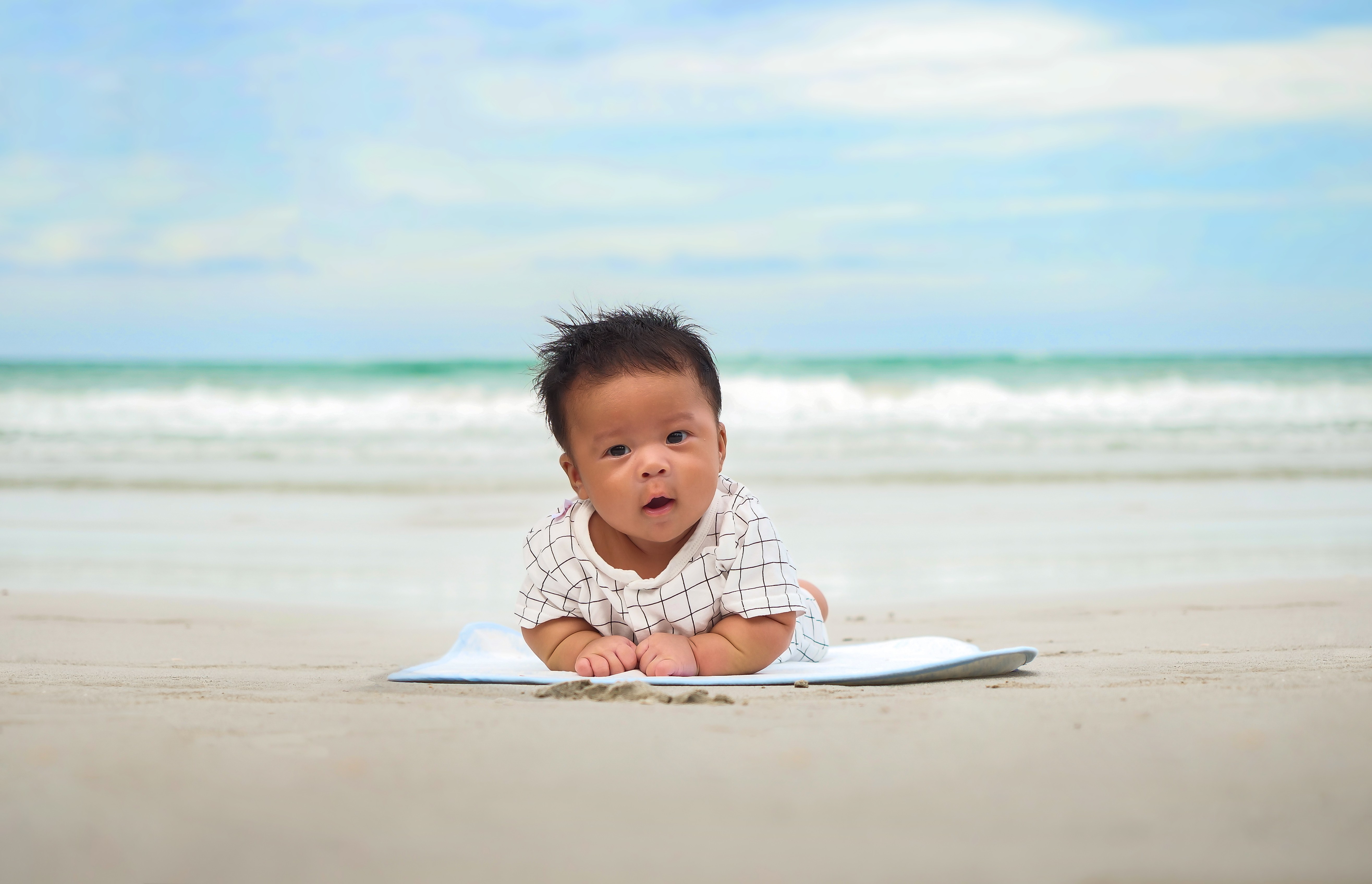 menjemur bayi, manfaat sinar matahari untuk bayi, cara menjemur bayi yang benar, waktu terbaik menjemur bayi, risiko bayi dijemur tanpa pakaian, Bunda, si Kecil